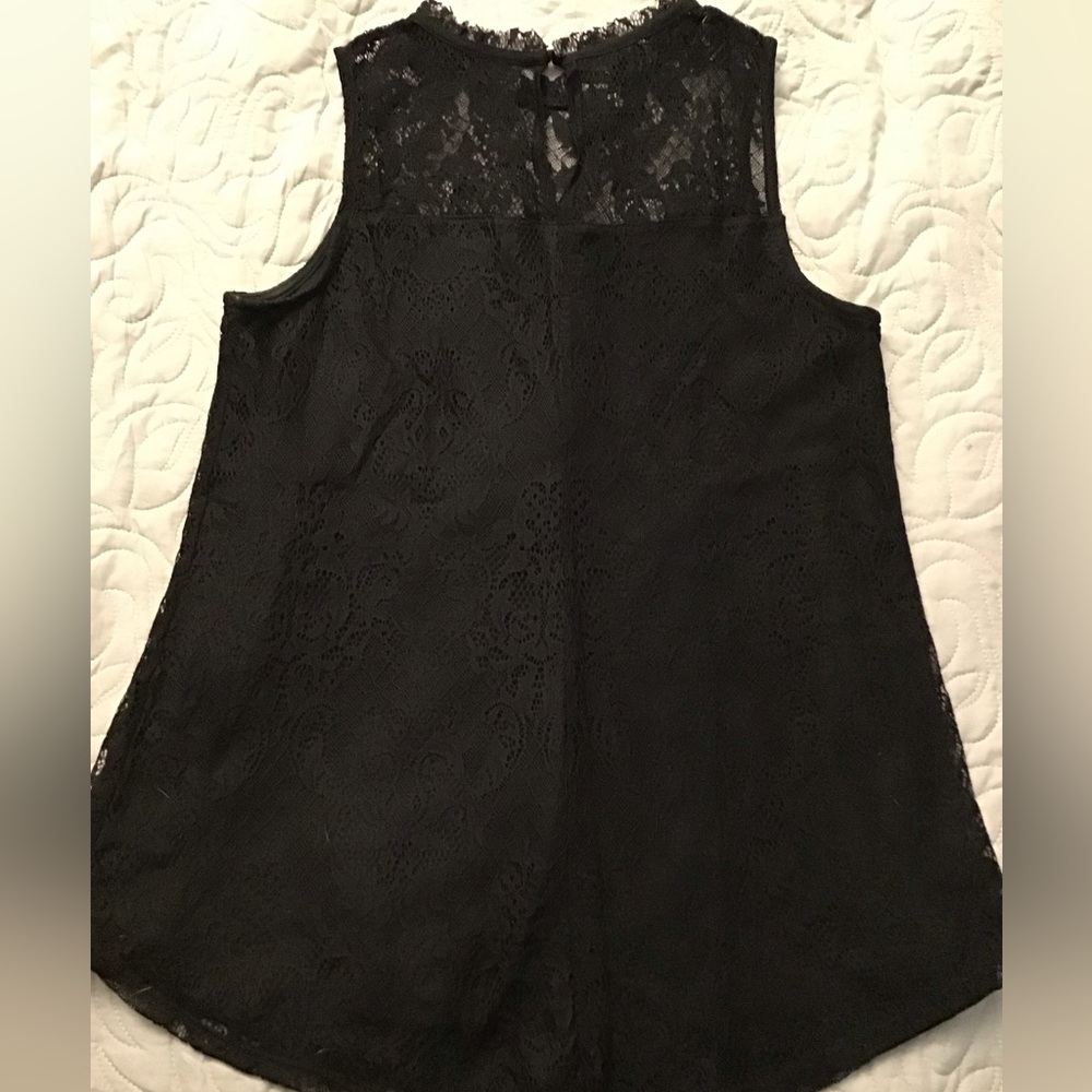 Black lace lined sleeveless top. Size L